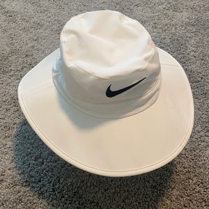 White Nike golf sun hat